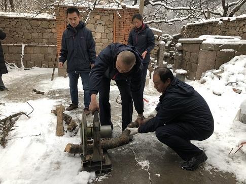 降雪阻路，女子坚守车站等待回家的温暖