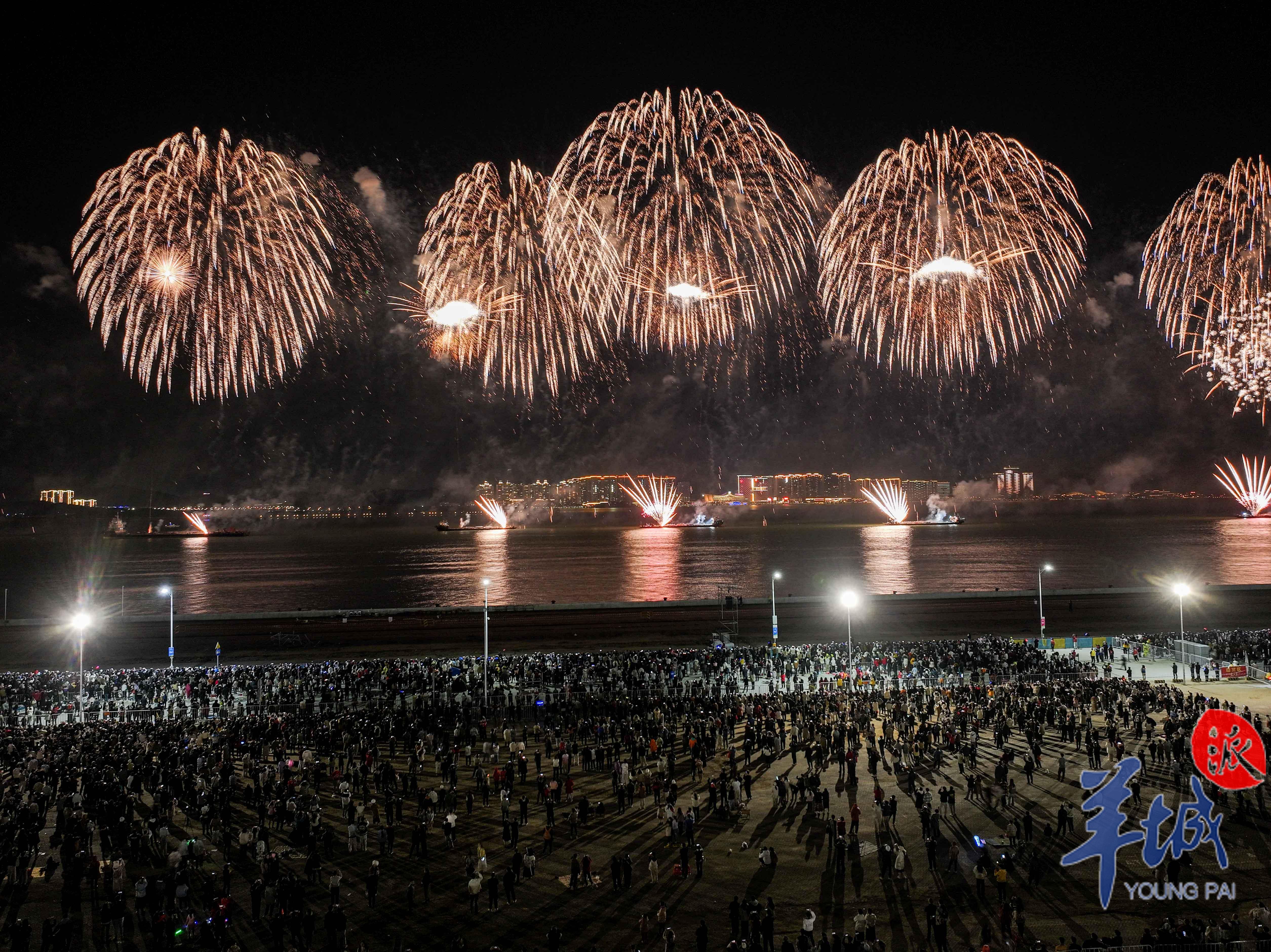 汕头上演国内规模最大烟花秀，璀璨夜空映照城市繁华