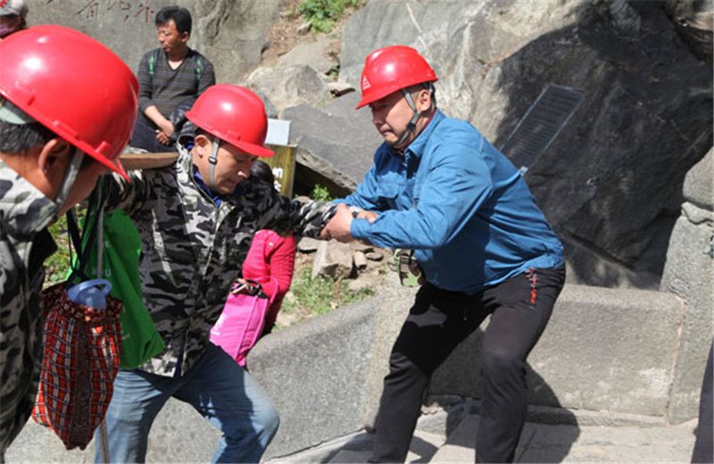 机器人助力游客轻松登顶泰山