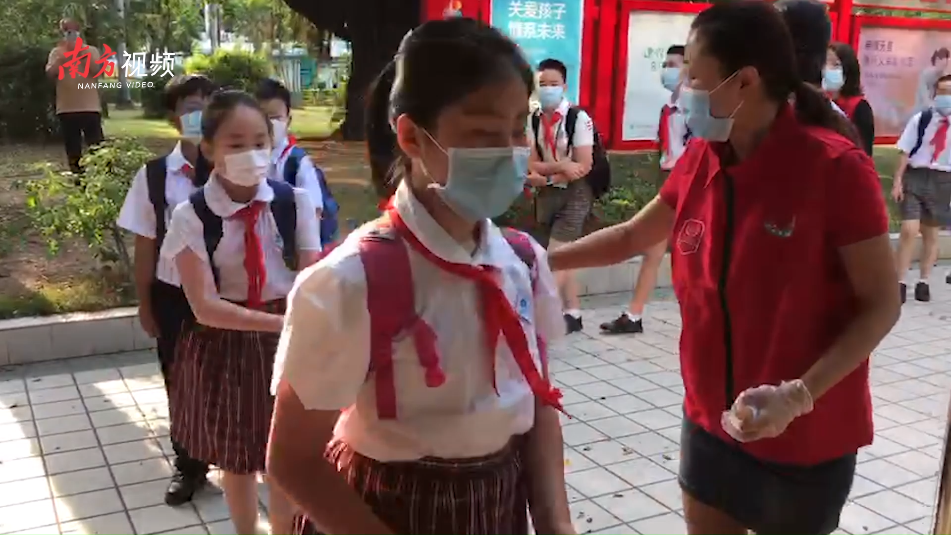 关于小学生们打扮成哪吒返校