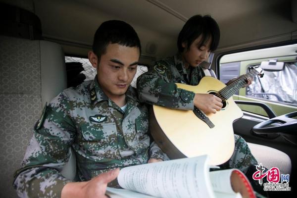 女汽车兵与丈夫的任务途中深情相遇，一次充满挑战和感动的短暂相聚