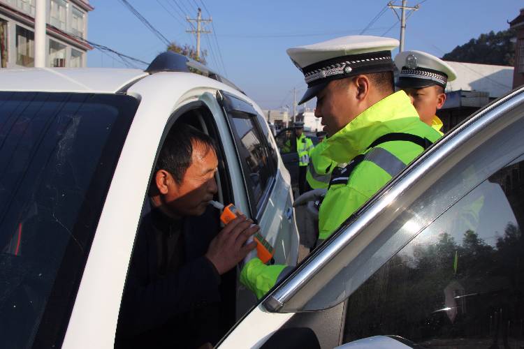 男子酒后驾考科目三惊呆交警，离谱行为背后的法律深思与澳门观察视角深度解析事件全貌！标题抢眼，内容引人热议。