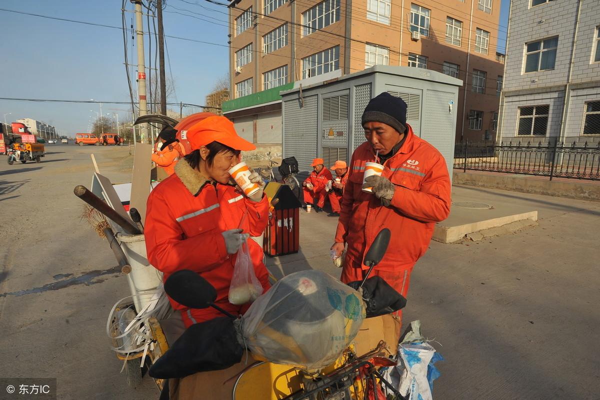 公厕外环卫集体跪地事件震惊社会，背后的真相与深度解读（最新资讯）文章分析。