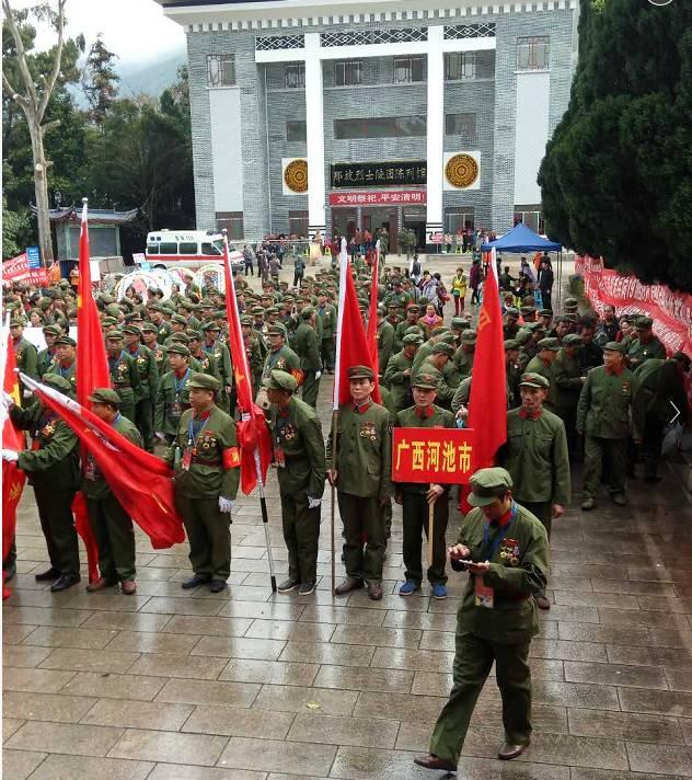 荣耀归来，退役士兵穿军装捧鲜花重返小学校园赴约，背后的故事令人动容