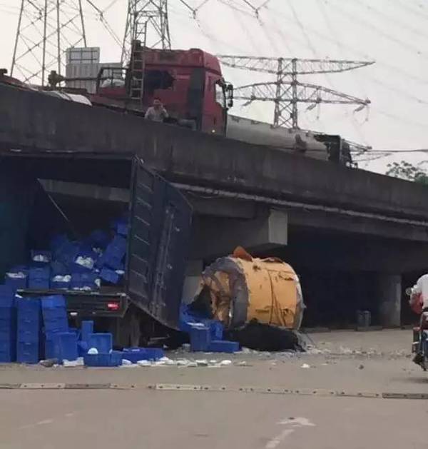 大货车遭巨型风电机叶片贯穿车厢事件揭秘，背后的真相与警示深思！澳门视角深度剖析。