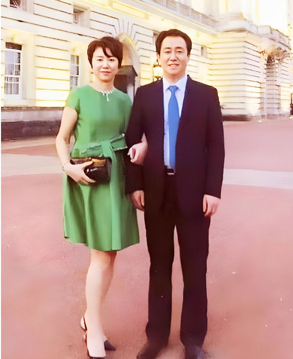 许家印隐秘家族揭秘，两名未成年子女背后的故事，真相令人惊讶！深度解析其背景疑云。